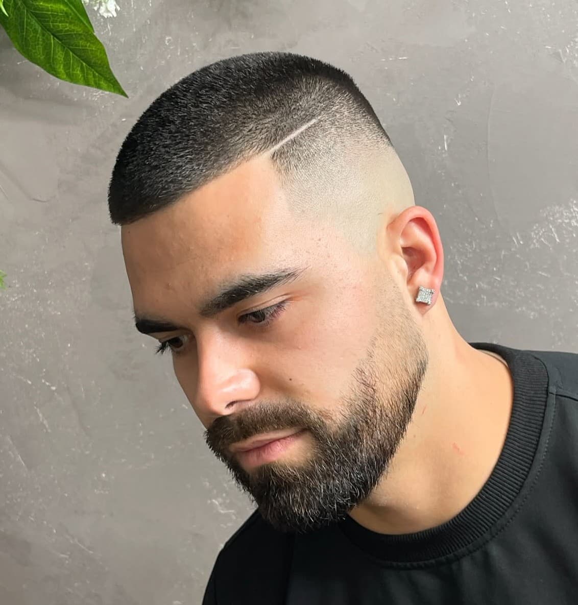 Καθαρό skin fade με ισορροπημένο πάνω μέρος.
