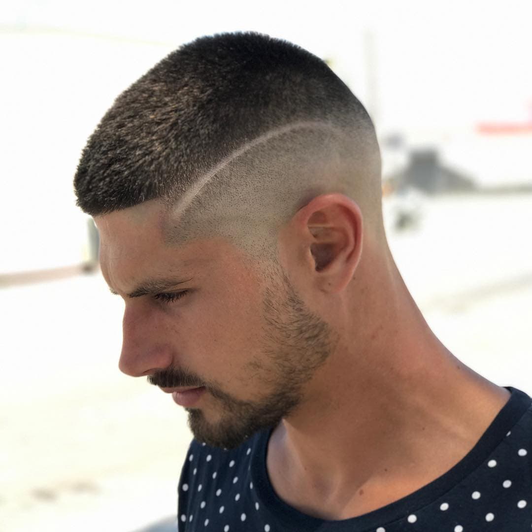 Καθαρό skin fade με ισορροπημένο πάνω μέρος.