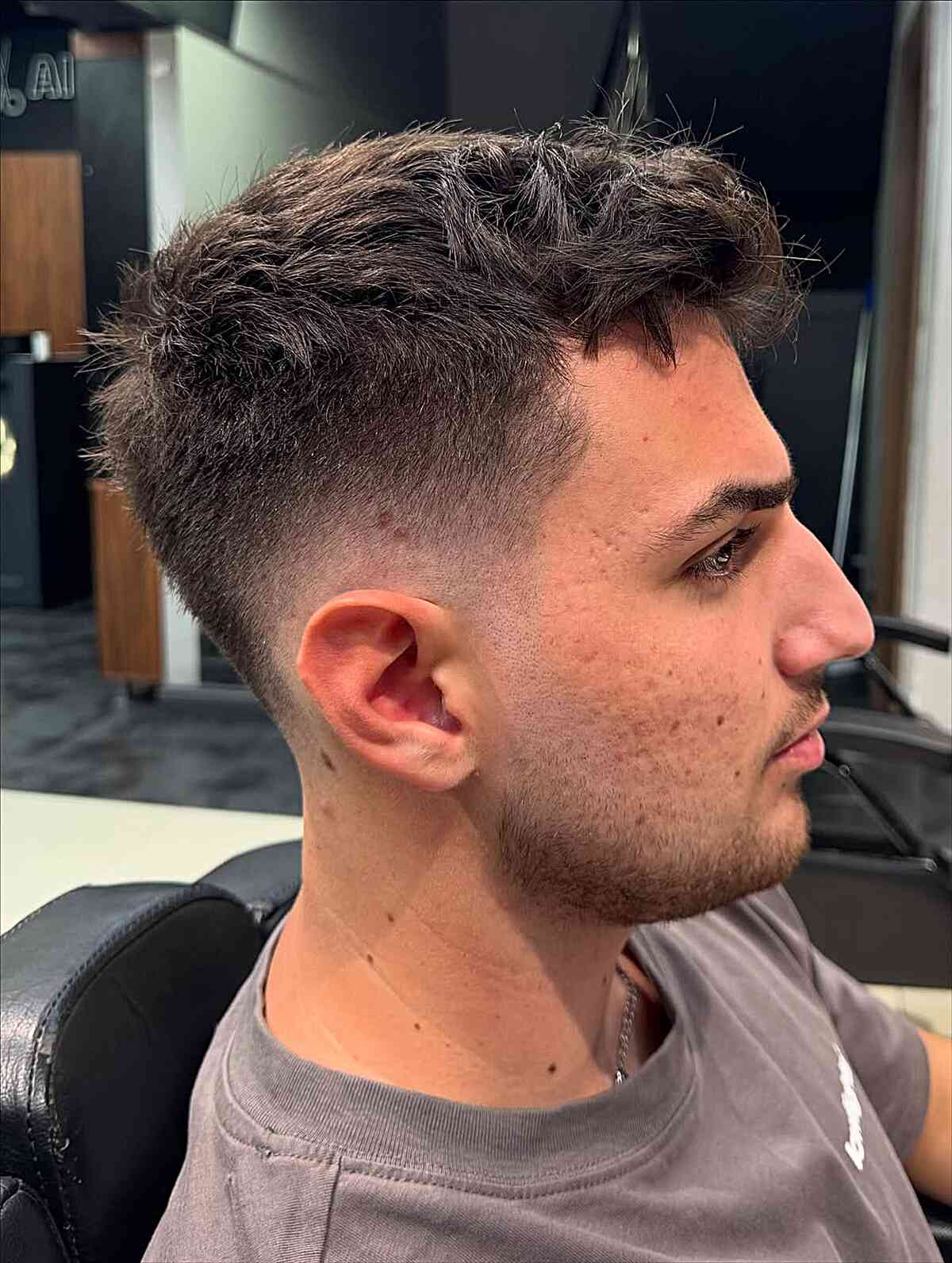 Καθαρό skin fade με ισορροπημένο πάνω μέρος.