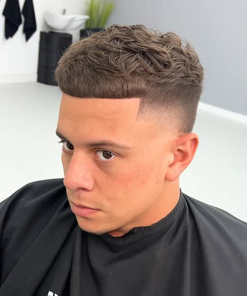 Low fade με ήπια μετάβαση και φυσικό τελείωμα.