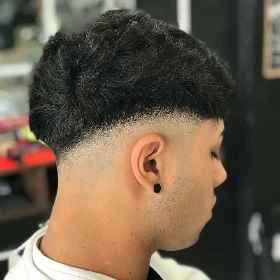 Side part με καθαρό διαχωρισμό και ψαλίδι.