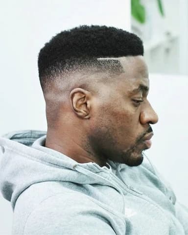 Crop με πιο μαλακή φράντζα και έντονη υφή.