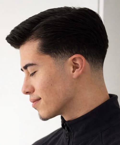 Κλασικό κούρεμα με καθαρό σχήμα και ισορροπία.